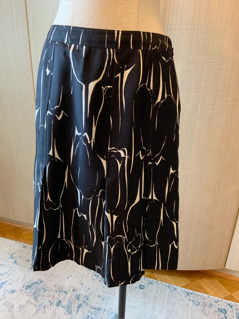 DKNY Women’s Silk Knee Length Skirt Tulip Print + 2 free black skirts, size 6P